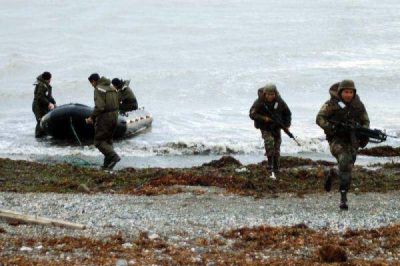 Infantes de marina realizaron un simulacro de desembarco
