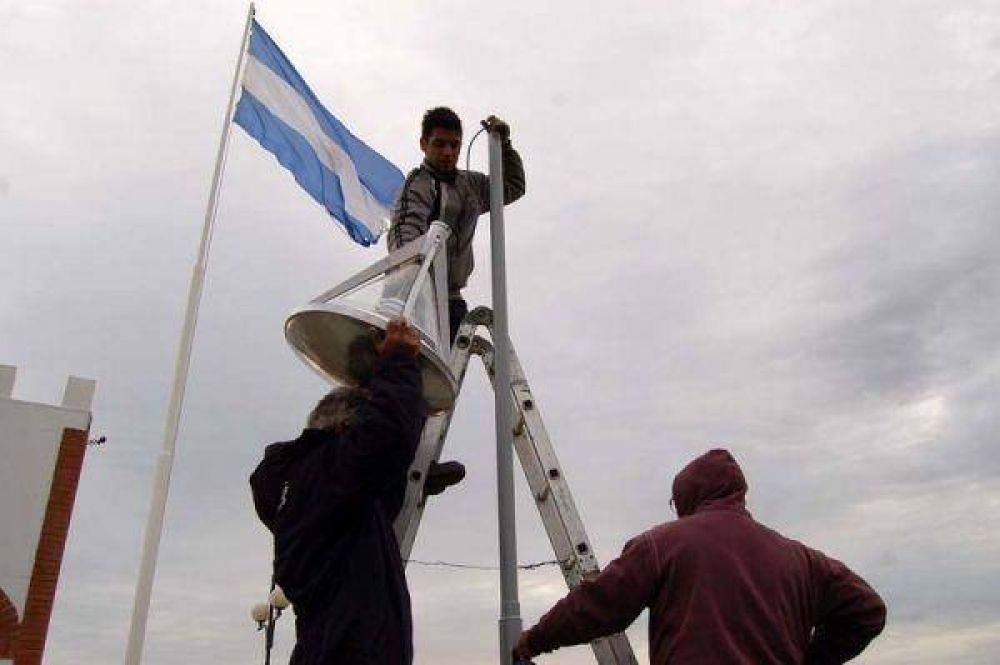 El municipio culmin� con la colocaci�n de luminarias en la zona de los monumentos a Malvinas