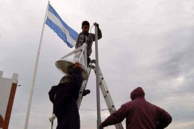 El municipio culmin� con la colocaci�n de luminarias en la zona de los monumentos a Malvinas