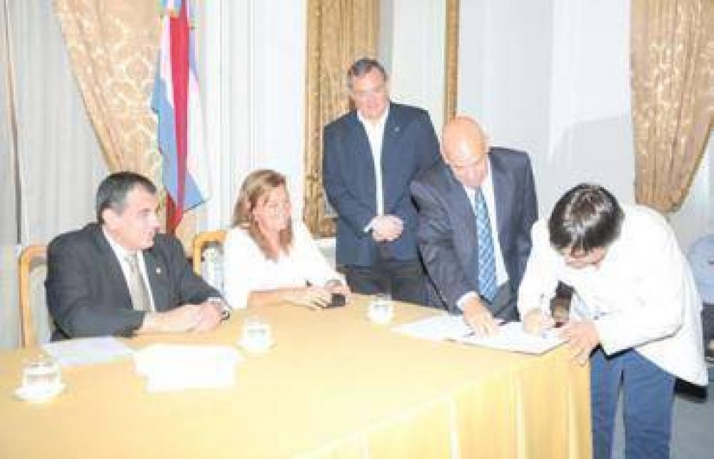 Escuelas locales recibieron aportes del gobierno para sus obras