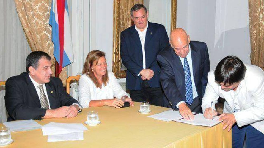 El gobierno entreg� aportes para obras en escuelas	 