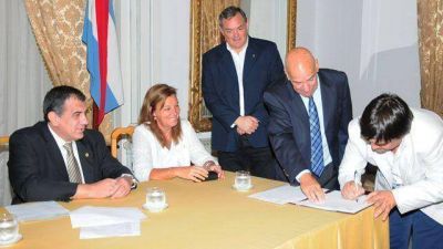El gobierno entreg� aportes para obras en escuelas	 