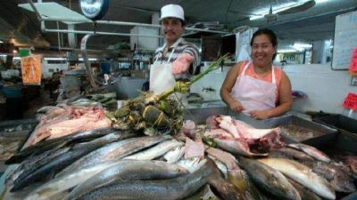 La gente arras� con el pescado en los puestos de Puerto S�nchez  