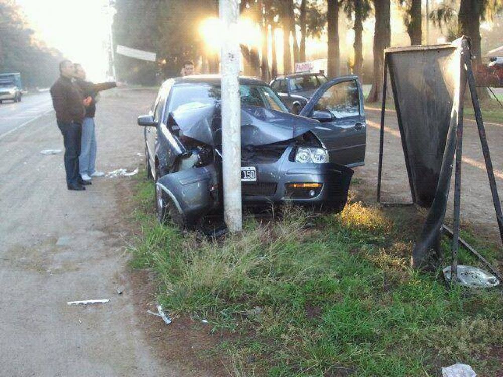 Un hombre herido al chocar un auto contra una columna de alumbrado