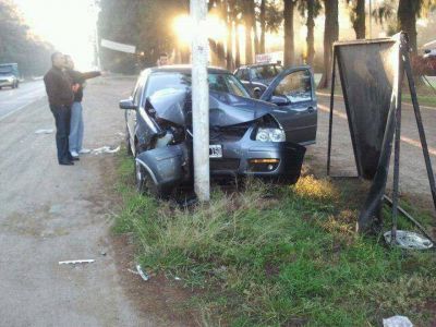 Un hombre herido al chocar un auto contra una columna de alumbrado