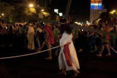 Miles de personas participaron del V�a Crucis porte�o