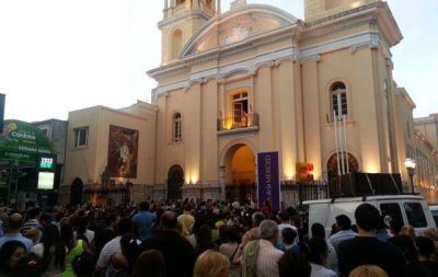 Una multitud particip� del V�a Crucis en C�rdoba Capital