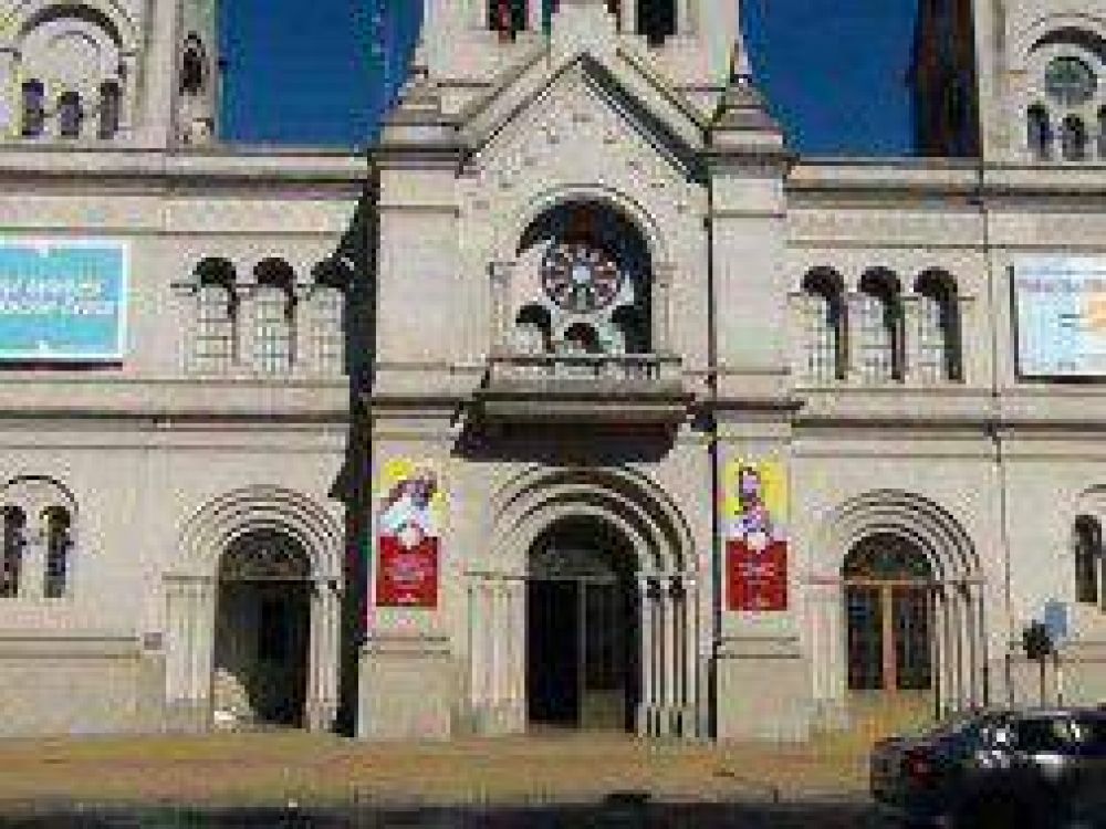 Tandil: Pol�mica por instalaci�n de carteles de Cristina sobre el frente de una Iglesia