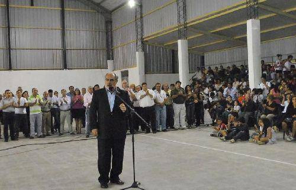 El Gobernador inaugur� un polideportivo y anunci� obras importantes en Itat�