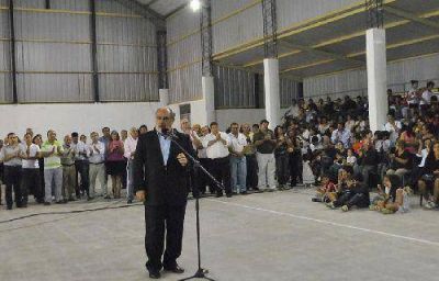 El Gobernador inaugur� un polideportivo y anunci� obras importantes en Itat�