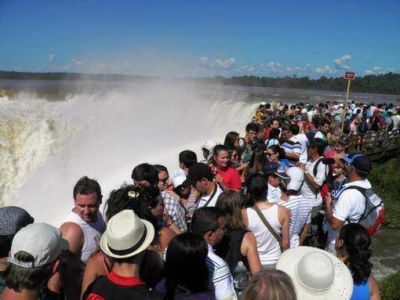 In�dito: por el gran flujo de turistas, en Cataratas del Iguaz� ayer sugirieron a los visitantes volver hoy temprano