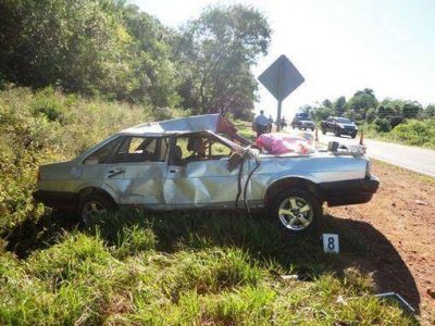Una mujer falleci� y se salvaron el esposo y tres hijos al despistar el auto en la ruta 12