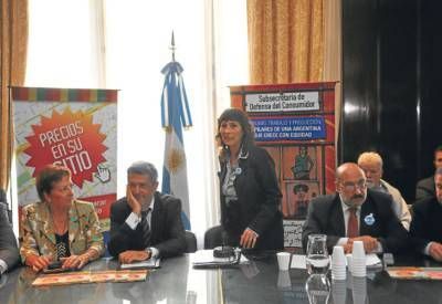 Nueva amenaza oficial a los bancos para que reduzcan las comisiones