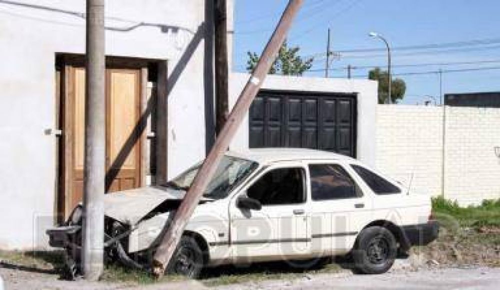 Le sac� sin permiso el auto a su padrastro y choc� una columna