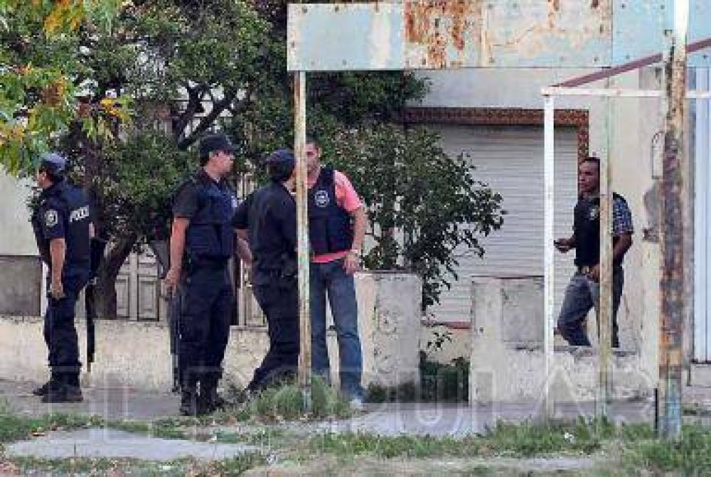 Allanaron dos casas para prevenir enfrentamientos entre j�venes