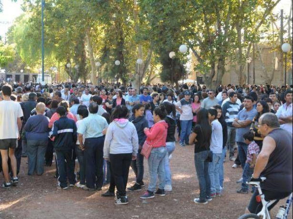 Miles de fieles mendocinos recorren el Calvario de Carodilla y aseguraron que hay m�s gente que otros a�os