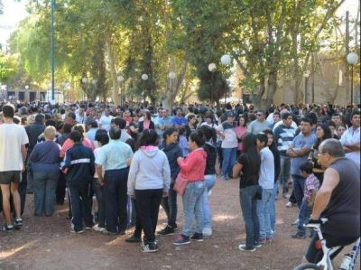 Miles de fieles mendocinos recorren el Calvario de Carodilla y aseguraron que hay m�s gente que otros a�os