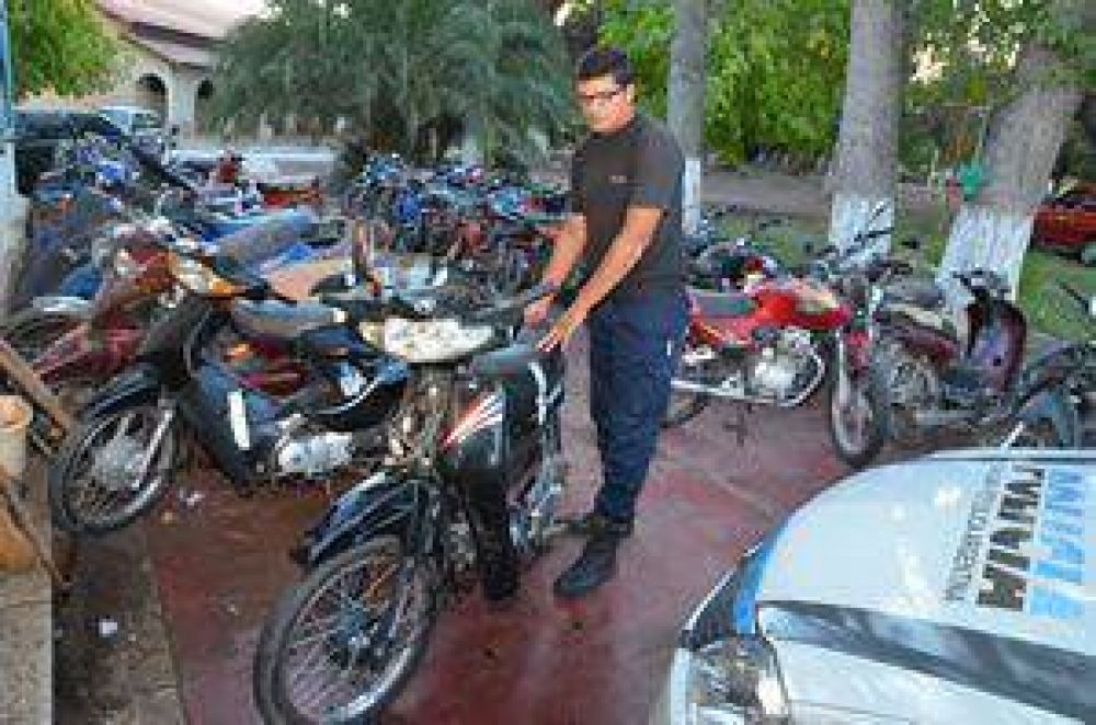 Un jubilado iba en moto, impact� con un auto y muri�	
