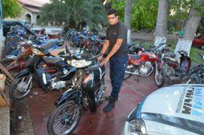 Un jubilado iba en moto, impact� con un auto y muri�	