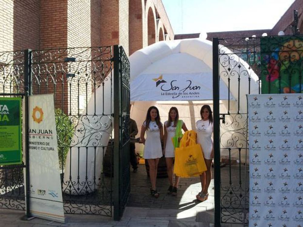 San Juan se promociona en C�rdoba con vino y remeras
