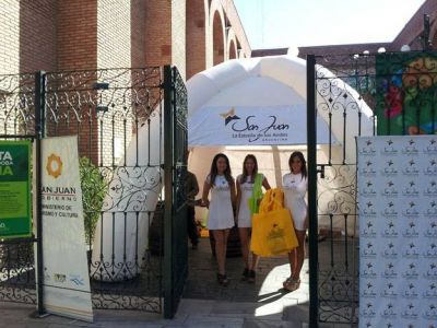 San Juan se promociona en C�rdoba con vino y remeras