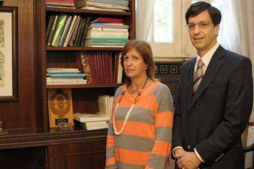 Trabajan m�s horas pero ganan menos