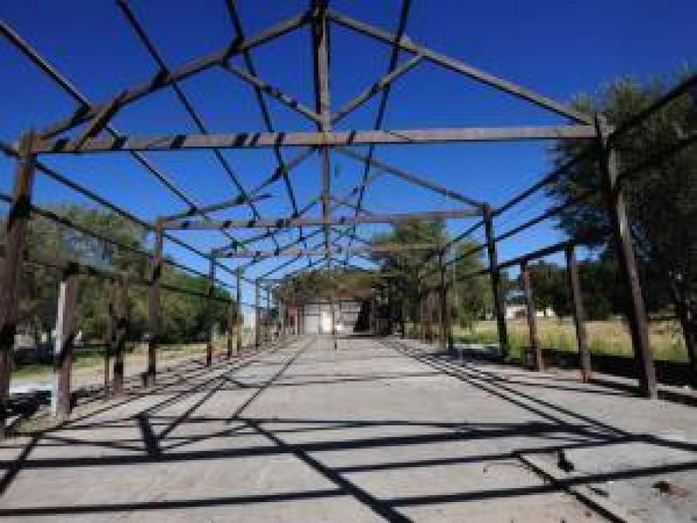 Desmantelaron un viejo galp�n del ferrocarril