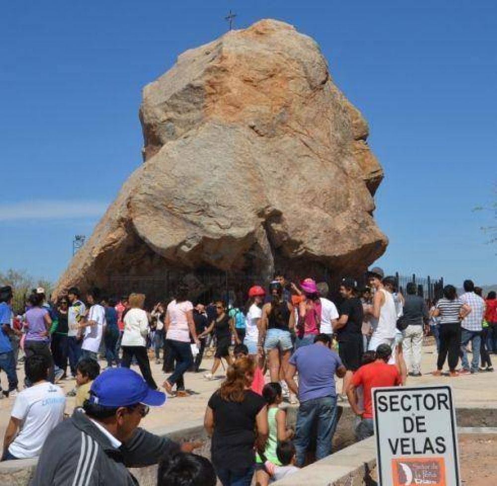 Una multitud de creyentes se hizo presente en el Se�or de la Pe�a