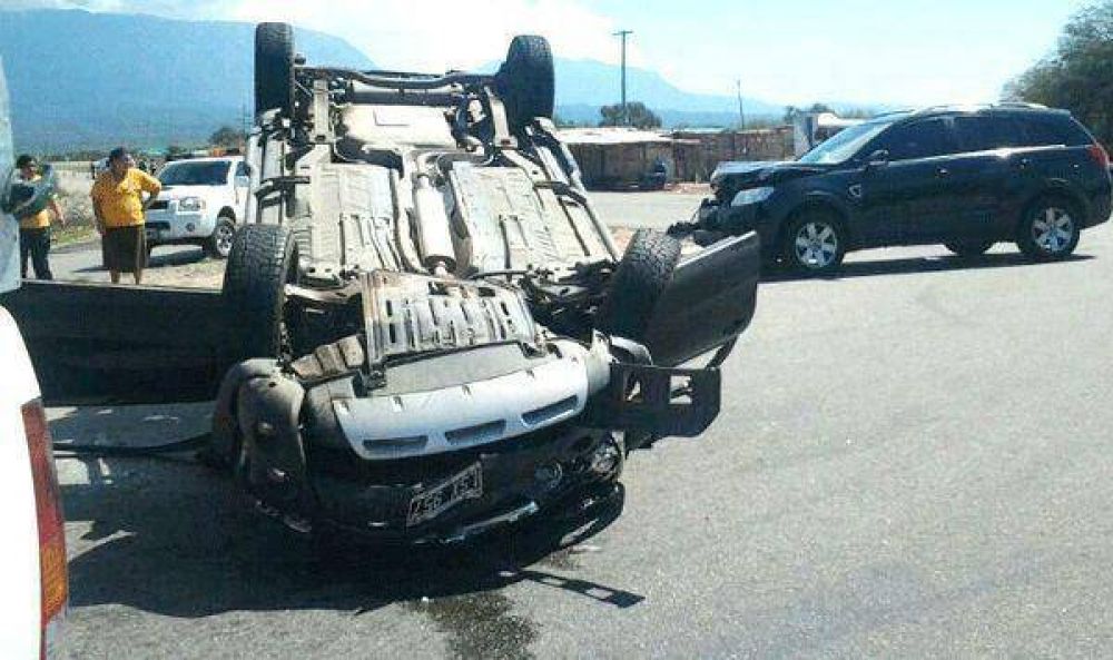 Impresionante choque de camionetas en el cruce de Baz�n
