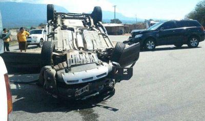 Impresionante choque de camionetas en el cruce de Baz�n