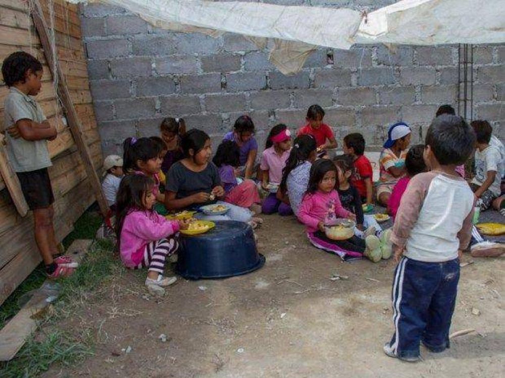 Ni�os almuerzan en el suelo