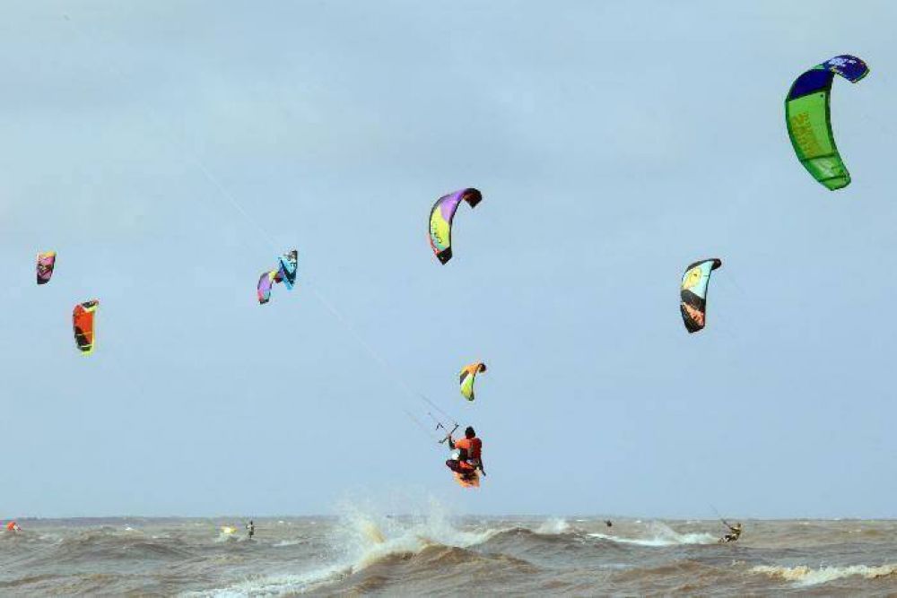 El C�ndor disfruta del kitesurf a puro v�rtigo