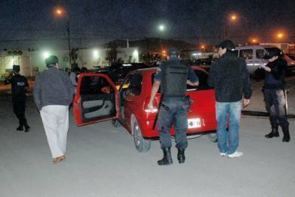 60 polic�as para controlar accesos y egresos en el barrio 30 de Octubre