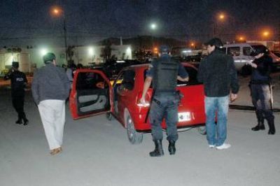 60 polic�as para controlar accesos y egresos en el barrio 30 de Octubre