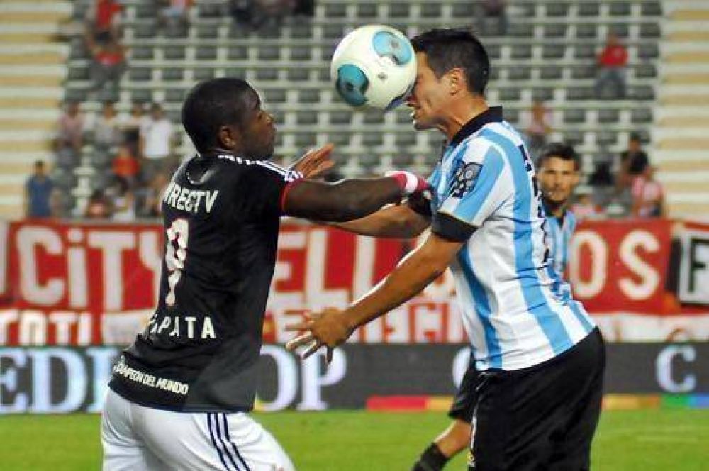 Racing peg� un grito sobre el final en La Plata