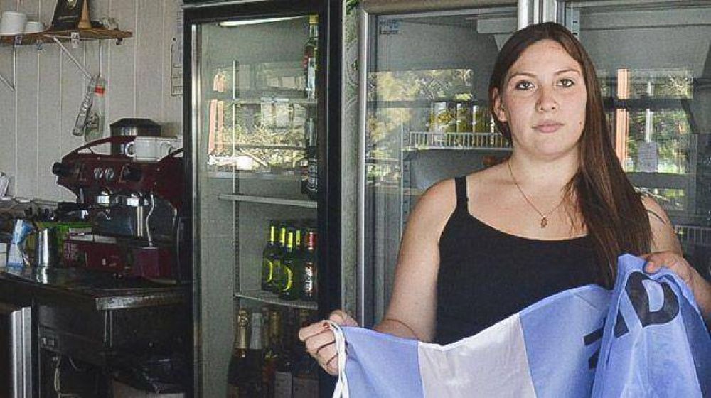 Entregaron m�s de mil banderas