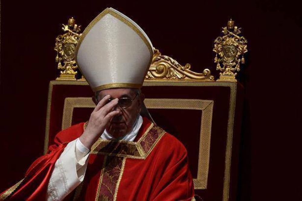 Ante una multitud, Francisco preside su primera misa de Pascua