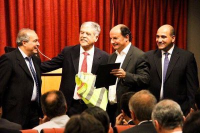 EL MINISTRO DE VIDO OTORG� OBRAS CLOACALES PARA GDOR. CASTRO