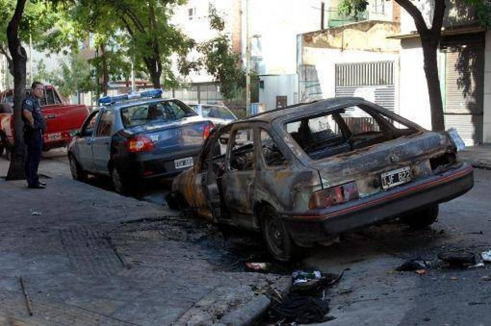 Creen que la quema de autos en Capital es por "efecto contagio"