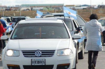 Viviendo la Vigilia se repartieron banderas y calcoman�as a automovilistas