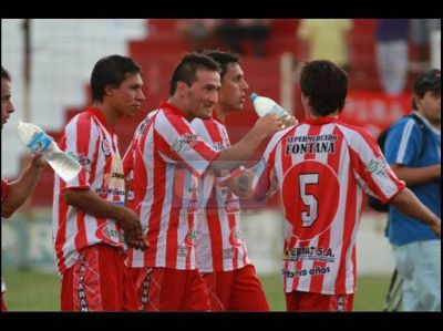 Atl�tico Paran� gan� un partido clave y acaricia el pasaporte