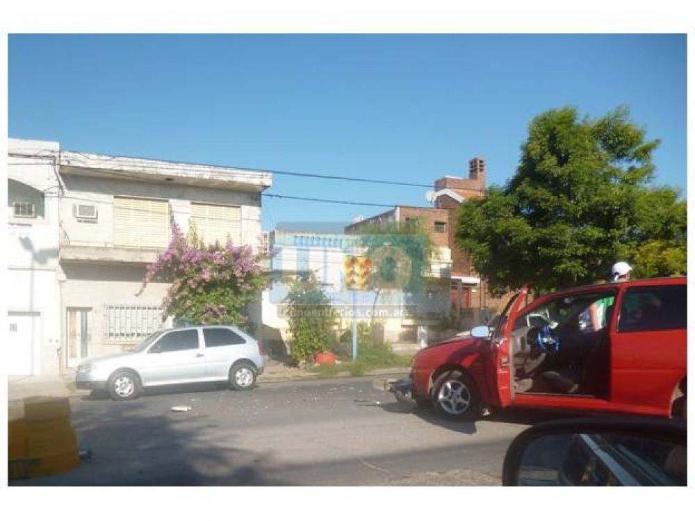 Colisi�n entre un auto y una moto dej� un lesionado leve