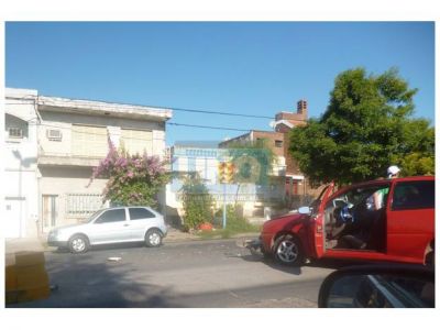 Colisi�n entre un auto y una moto dej� un lesionado leve