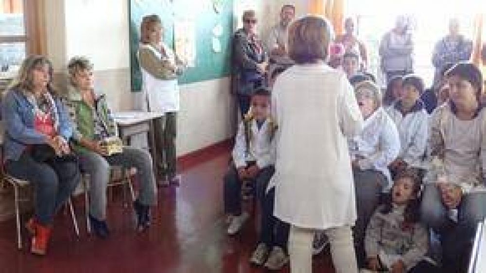 Chicos de la Escuela N�16 Paraje la Colorada recibieron libros desde Alcal� de Henares