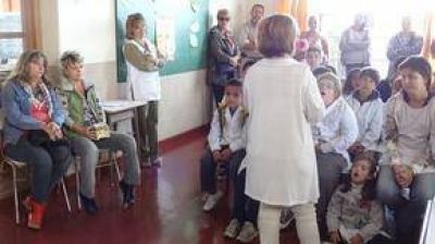 Chicos de la Escuela N�16 Paraje la Colorada recibieron libros desde Alcal� de Henares