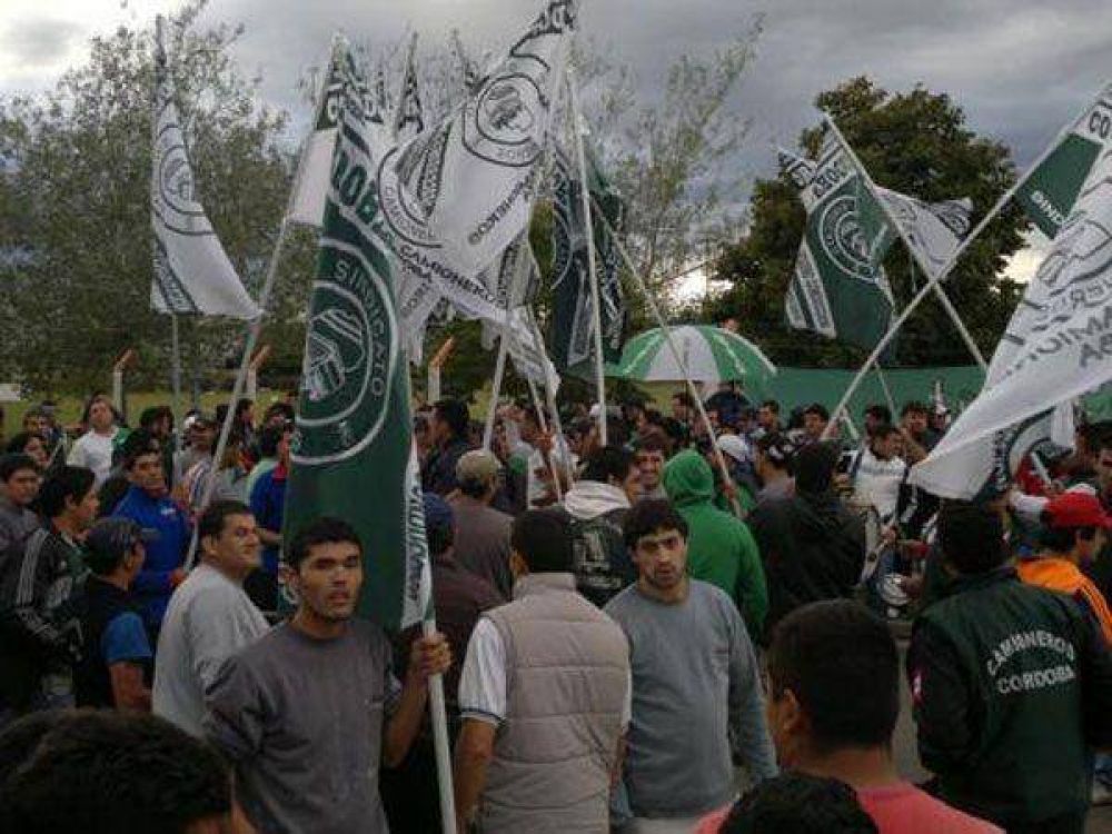 C�rdoba: acusan al kirchnerismo de no actuar en el conflicto de camioneros