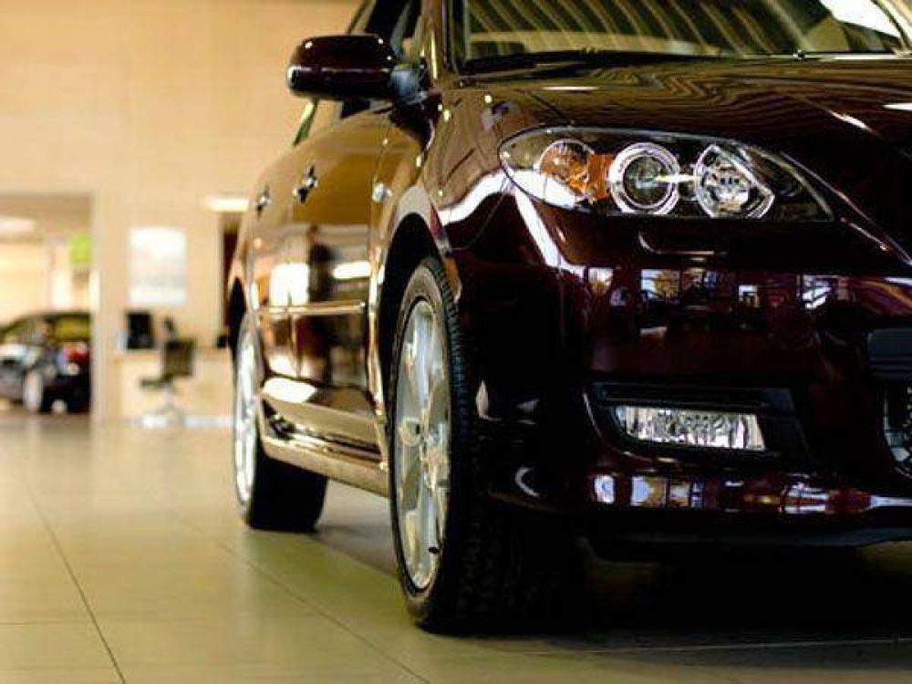 Por la incertidumbre, empiezan a subir un 20% los precios de autos importados