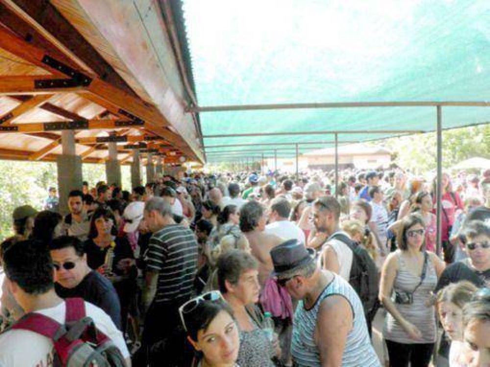 R�cord absoluto: m�s de 13 mil turistas ingresaron a Cataratas