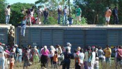 Manifestantes esperan la llegada de ayuda para liberar el tren