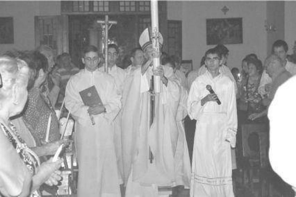 Con fervor, la feligres�a cat�lica acompa�� la Vigilia de la Pascua de Resurrecci�n de Cristo